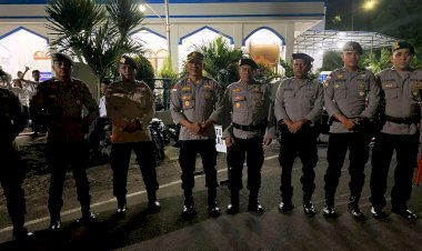 Kapolres-Flotim-AKBP-I-Nyoman-Putra-Sandita-Pimpin-Pengamanan-di-Masjid-Weri-Saat-Sholat-Terawih