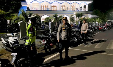 Kapolres-Flores-Timur-Pimpin-Patroli-Sambangi-Masjid-Saat-Sholat-Tarawih