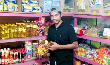 Tim-Satgas-Pangan-Polres-Flotim-Lakukan-Pengecekan-Minyak-Goreng-di-Kios-Cahaya-Mulia