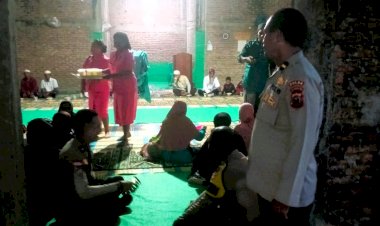 Kapolsek-Titehena-Bagikan-Takjil-kepada-Umat-Muslim-di-Masjid-Nurul-Yakin