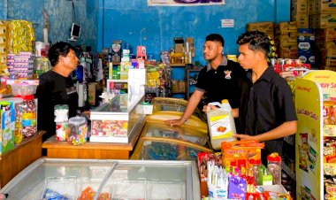 Polres-Flotim-Lakukan-Pengecekan-Distribusi-Minyak-Kita-di-Kios-Sri-Rejeki