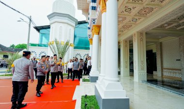 Kunjungi-Polda-Sumut,-Kapolri-Tinjau-Renovasi-Masjid-hingga-Bakti-Sosial