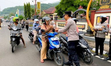 Polres-Flores-Timur-Berbagi-Takjil-kepada-Pengguna-Jalan