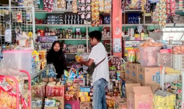 di-Kios-RAHMAT-Satgas-Pangan-Polres-Flores-Timur-Lakukan-Pengawasan-Minyak-Goreng