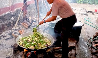 Penuh-Semangat,-Personel-Polres-Flores-Timur-Terus-Bantu-Pengungsi-Gunung-Lewotobi
