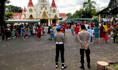 Polres-Flores-Timur-Lakukan-Pengamanan-Misa-Minggu-Palma-Untuk-Anak-Anak-di-Gereja-Katedral-Larantuka