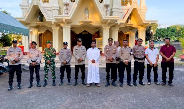 Polres-Flores-Timur-Amankan-Misa-Umat-di-Gereja-Katedral-Reinha-Rosari-Larantuka