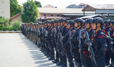 Danpas-Pelopor-Korbrimob-Polri-Pimpin-Apel-Gelar-Pasukan-Operasi-Kepolisian-Terpusat--“AB-Moskona-2025“