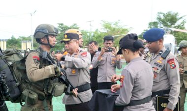 Kapolda-Papua-Barat-Cek-Kesiapan-Personel-dan-Peralatan-dalam-Misi-Kemanusiaan-Operasi-AB-Moskona-2025