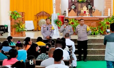 Jelang-Sambut-Baru,-KBO-Binmas-dan-Bhabinkamtibmas-Sampaikan-Himbauan-Kamtibmas-Di-Gereja-Sanjuan-Lebao