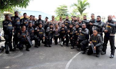 Latihan-Dalmas,-Kapolres-dan-Wakapolres-Flotim-Tampil-di-Garda-Terdepan