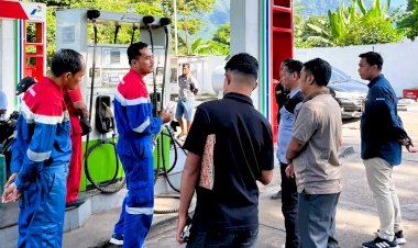 Pastikan-BBM-Sesuai-Standar,-Polres-Flotim-Dampingi-Pertamina-Periksa-SPBU