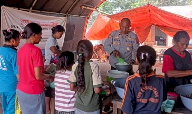 Peduli-Sesama,-Polres-Flores-Timur-Bantu-Siapkan-Makan-Pagi-Bagi-Pengungsi-Erupsi-Gunung-Lewotobi