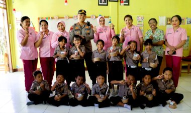 Kapolres-Flotim-dan-Ketua-Bhayangkari-Bagikan-Makanan-Bergizi-ke-Anak-anak-TKK-Kemala-Bhayangkari-06-Larantuka