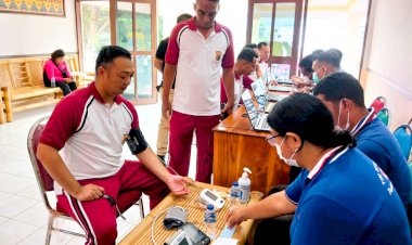 Polres-Flotim-Gelar-Pemeriksaan-Kesehatan-Gratis-Usai-Olahraga-Bersama-Polri-–-Bhayangkari