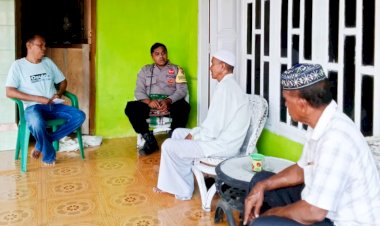 Jelang-Keberangkatan-Jamaah-Haji,-Bhabinkamtibmas-Aipda-Fransiskus-Sili-Sambangi-Warga-Desa-Sagu