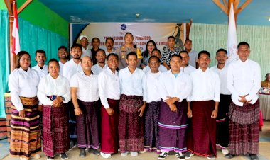 Dukung-Pers-Lokal,-Kapolres-Flotim-Hadiri-Pengukuhan-Pengurus-Wartawan-Lewotanah