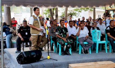 Kapolres-Flores-Timur-Turut-Dampingi-Kepala-BNPB-Tinjau-Hunian-Sementara-Korban-Erupsi-Lewotobi