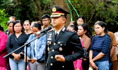 Kapolres-Flores-Timur-Pimpin-Upacara-Pemakaman-Alm.-Aiptu-Marcelino-R.-Pelamonia