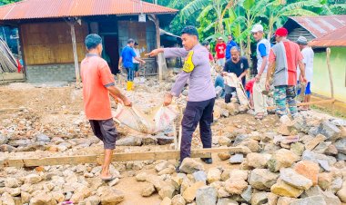 Turut-Serta-dalam-Pembangunan-Rumah-Adat-Suku-Wungubelen.-Briptu-Hatip-Ajak-Warga-Jaga-Kamtibmas-dan-Tolak-Premanisme
