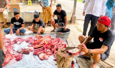 Semangat-Berbagi-di-Idul-Adha,-Polres-Flotim-Sembelih-Sapi-Qurban-Bagikan-ke-Warga-dan-Personel-Usai-Salat-Id