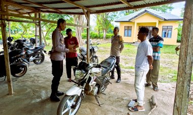 Kapolsek-Adonara-Barat-Bersama-Bhabinkamtibmas-Berikan-Himbauan-Tertib-Lalu-Lintas-dan-Cegah-Aksi-Premanisme