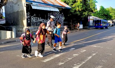 Satlantas-Polres-Flotim-Gelar-Pengaturan-Lalu-Lintas-Pagi-Hari,-Himbau-Pengendara-Tertib-Berlalu-Lintas