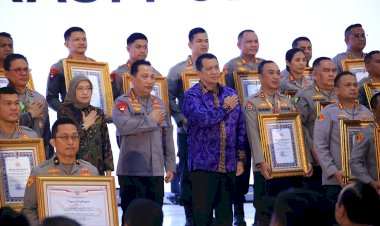 Kapolri-Berikan-Penghargaan-Pembangunan-Zona-Integritas-WBK-Kepada-Divisi-Humas-Polri