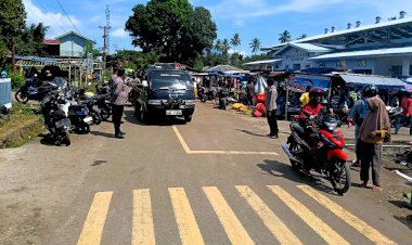 Polsek-Adonara-Barat-Gelar-Patroli-di-Pasar-Waiwadan,-Cegah-Gangguan-Kamtibmas-dan-Aksi-Premanisme