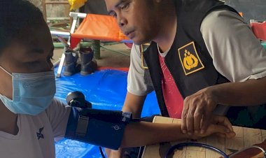Polri-Hadir-untuk-Masyarakat:-Dokkes-Polda-NTT-Gelar-Pelayanan-Kesehatan-di-Posko-Pengungsian-Gunung-Lewotobi