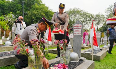Jelang-Hari-Bhayangkara,-Kapolri-Ziarah-ke-Makam-BJ-Habibie-hingga-Hoegeng-