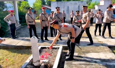 Peringati-Hari-Bhayangkara-ke-79,-Kapolres-Flotim-Pimpin-Ziarah-di-TMP-Lapak-Tana-Larantuka