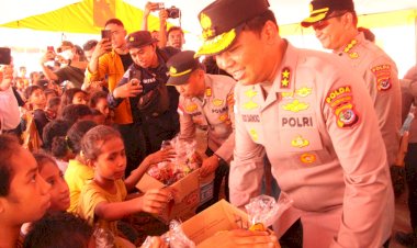 Kapolda-NTT-Kunjungi-Anak-anak-Pengungsi-Lewotobi,-Beri-Bingkisan-dan-Dukungan-Trauma-Healing