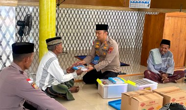 Dalam-Rangka-HUT-Bhayangkara-ke-79,-Kapolres-Flotim-Laksanakan-Bhakti-Religi-di-Dua-Masjid-Wilayah-Flotim