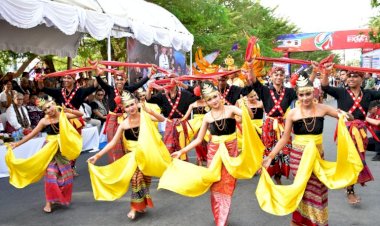Kapolda-NTT-Lepas-Karnaval-Budaya-Bhayangkara-di-Kupang-Exotic-Festival-2025