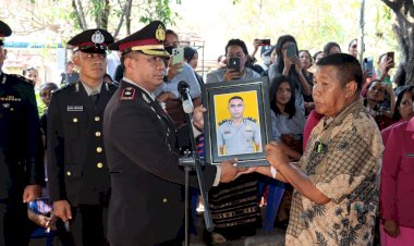 Selamat-Jalan-Bhayangkara:-Polres-Flotim-Lepas-AIPTU-Yohanes-Don-Bosco-dengan-Upacara-Dinas