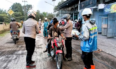 Polres-Flotim,-Biddokkes-Polda-NTT,-dan-Polsek-Wulanggitang-Bagikan-Masker-kepada-Warga-Saat-Erupsi-Gunung-Lewotobi-Laki-laki
