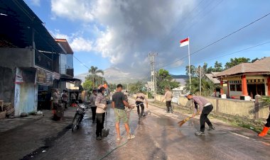 Sigap-Tanggapi-Erupsi-Gunung-Lewotobi,-Wakapolres-Pimpin-Langsung-Pembersihan-Abu-Vulkanik-di-Jalur-Larantuka–Maumere