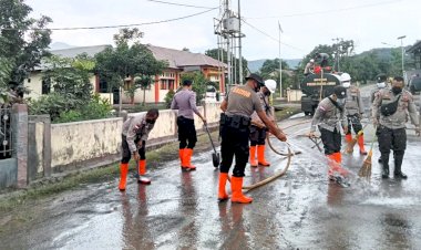 Peduli-Keselamatan-Pengguna-Jalan,-Polres-Flotim-Kembali-Bersihkan-Abu-Vulkanik-di-Jalan-Raya-Larantuka–Maumere