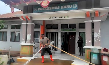 Penuh-Abu-Vulkanik,-Polsek-Wulanggitang-Gencar-Bersihkan-Fasilitas-Umum-dan-Rumah-Warga