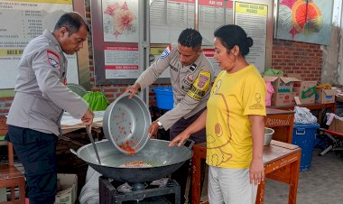 Peduli-Pengungsi,-Polres-Flores-Timur-Aktif-Bantu-Dapur-Umum-di-Posko-Lewolaga-dan-Kobasoma