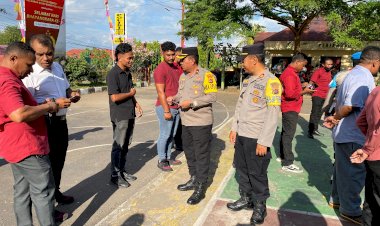 Propam-Polres-Flotim-Periksa-Sikap-Tampang-dan-Administrasi-Anggota-Usai-Apel-Pagi