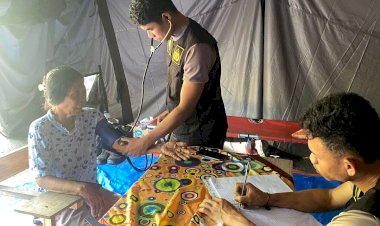 31-Pengungsi-Terlayani,-Personel-Polres-Flotim-dan-Biddokkes-Polda-NTT-Berikan-Pelayanan-Kesehatan-bagi-Pengungsi-Erupsi-Gunung-Lewotobi