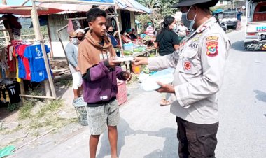 Tak-Kenal-Lelah,-Tampak-Personel-Polres-Flotim-Patroli-dan-Bagikan-Masker-kepada-Warga