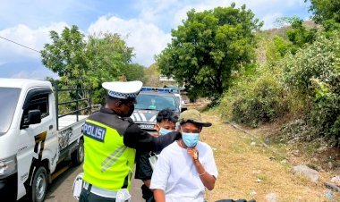 Lintas-Aman,-Nafas-Nyaman:-Polres-Flotim-Imbau-Pengendara-Gunakan-Masker-dan-Helm