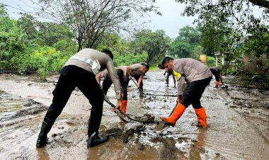 Aksi-Tanggap-Polres-Flotim:-Bersihkan-Jalan-Trans-Larantuka–Maumere-Tertutup-Lahar-Hujan