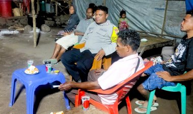 Bhabinkamtibmas-Bripka-Semarno-Sambangi-Warga,-Sampaikan-Imbauan-Kamtibmas-dan-Waspada-Erupsi-Gunung-Lewotobi