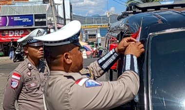 Polantas-Menyapa:-Polres-Flores-Timur-Ajak-Pengendara-Bangkitkan-Nasionalisme-Lewat-Bendera-Merah-Putih