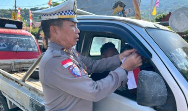 Polres-Flotim-Bagi-Bendera-Merah-Putih-ke-Para-Pegendara-Jelang-Hari-Kemerdekaan-RI-ke-80