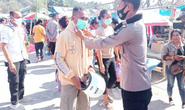 Himbauan-Polisi-saat--Patroli-di-Pasar-Boru-dan-Bagikan-Masker-ke-Pengunjung-Pasar.